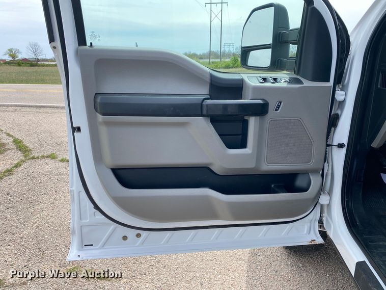 image for item DL7148 2019 Ford F250 Super Duty  Crew Cab flatbed pickup truck