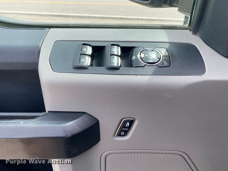 image for item DL7148 2019 Ford F250 Super Duty  Crew Cab flatbed pickup truck