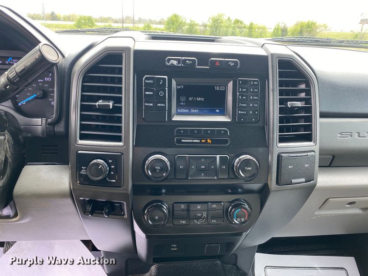 image for item DL7148 2019 Ford F250 Super Duty  Crew Cab flatbed pickup truck