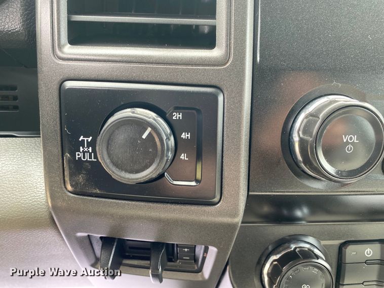 image for item DL7148 2019 Ford F250 Super Duty  Crew Cab flatbed pickup truck