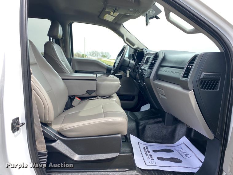 image for item DL7148 2019 Ford F250 Super Duty  Crew Cab flatbed pickup truck