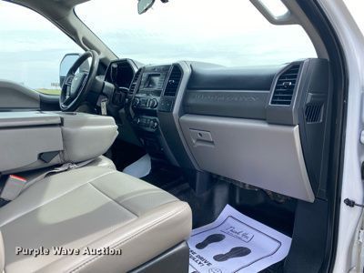 image for item DL7148 2019 Ford F250 Super Duty  Crew Cab flatbed pickup truck