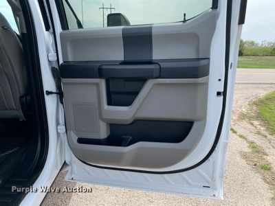 image for item DL7148 2019 Ford F250 Super Duty  Crew Cab flatbed pickup truck