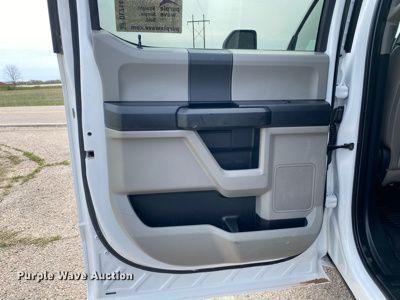 image for item DL7148 2019 Ford F250 Super Duty  Crew Cab flatbed pickup truck