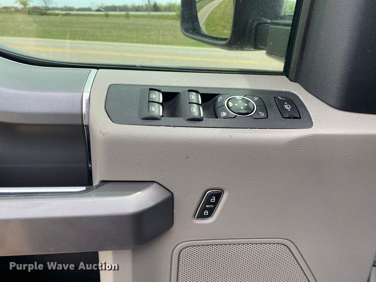 image for item DL7149 2017  Ford F250 Super Duty  Crew Cab pickup truck