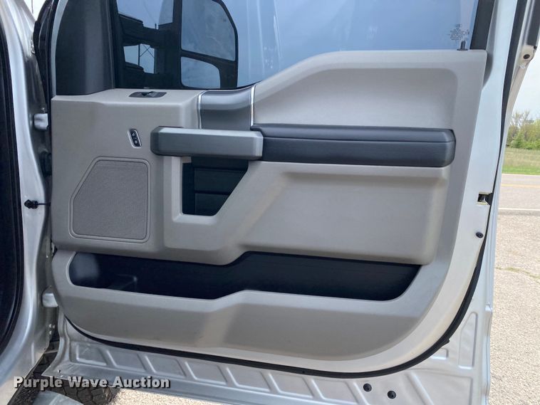 image for item DL7149 2017  Ford F250 Super Duty  Crew Cab pickup truck