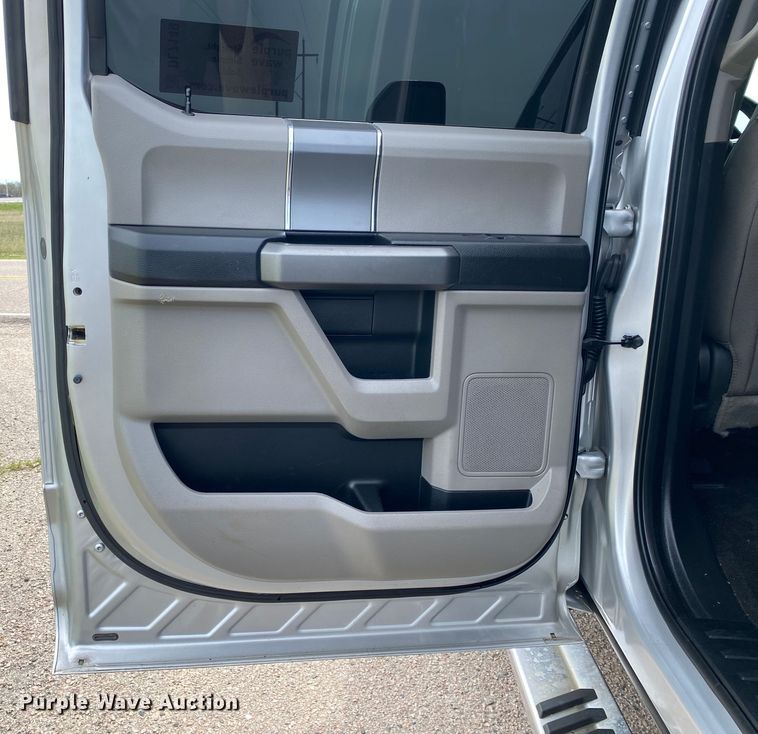 image for item DL7149 2017  Ford F250 Super Duty  Crew Cab pickup truck