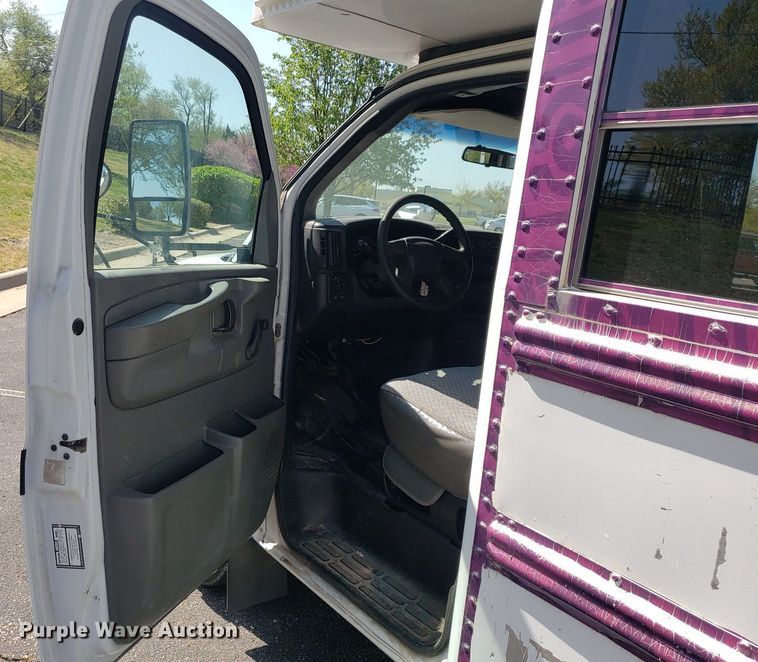 image for item DQ0534 2006 Chevrolet Express  school bus