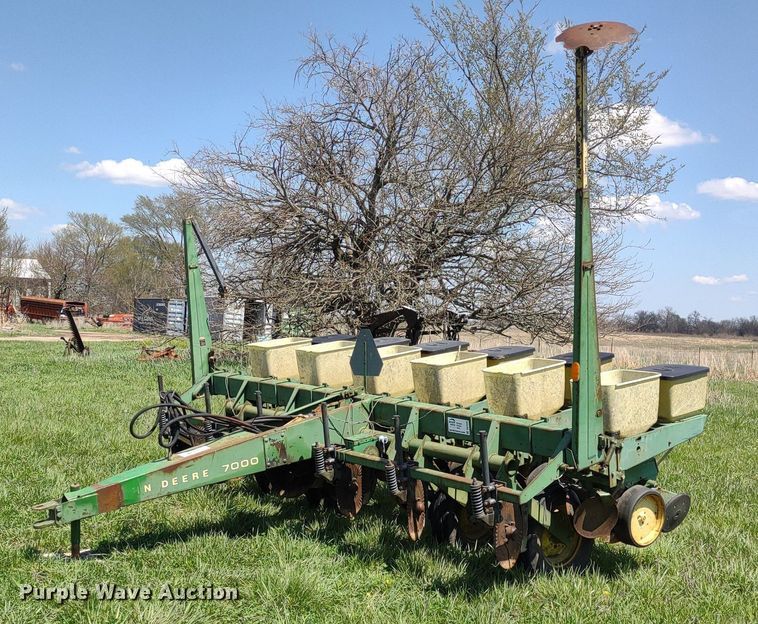 image for item DQ1666 John Deere 700  planter