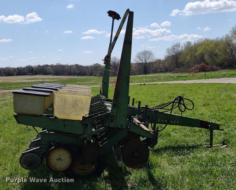 image for item DQ1666 John Deere 700  planter