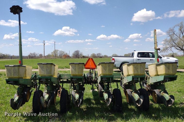 image for item DQ1666 John Deere 700  planter