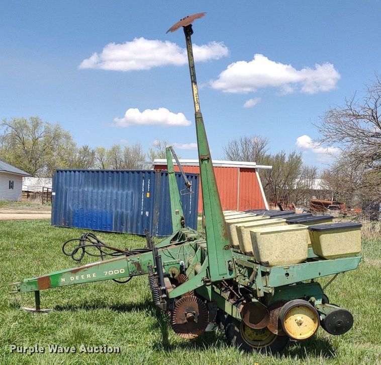 image for item DQ1666 John Deere 700  planter