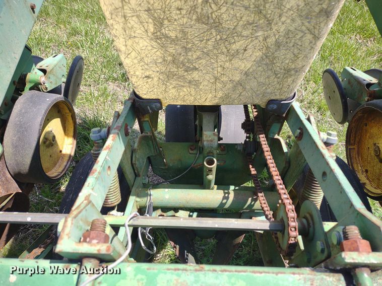 image for item DQ1666 John Deere 700  planter
