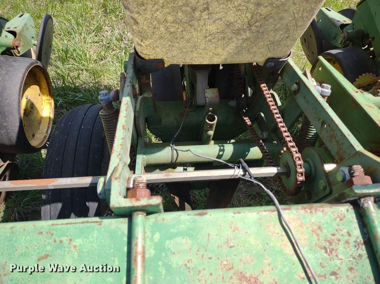 image for item DQ1666 John Deere 700  planter