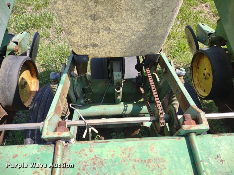 image for item DQ1666 John Deere 700  planter