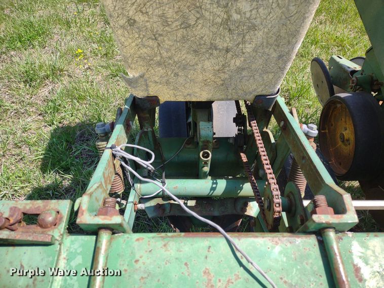 image for item DQ1666 John Deere 700  planter