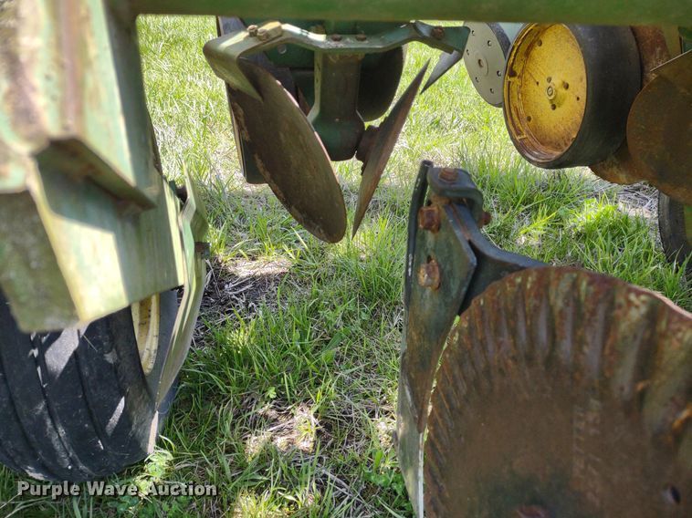 image for item DQ1666 John Deere 700  planter