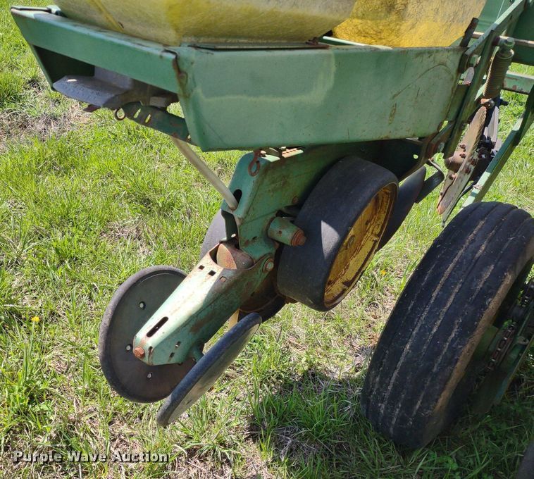 image for item DQ1666 John Deere 700  planter
