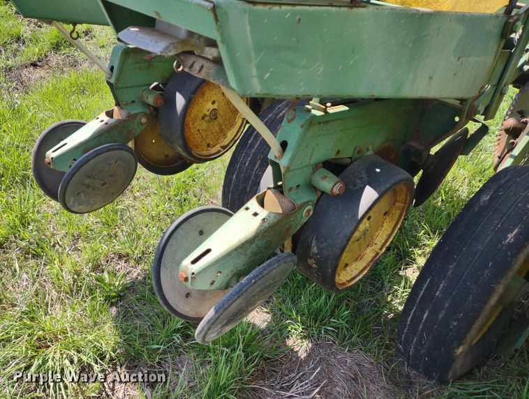 image for item DQ1666 John Deere 700  planter