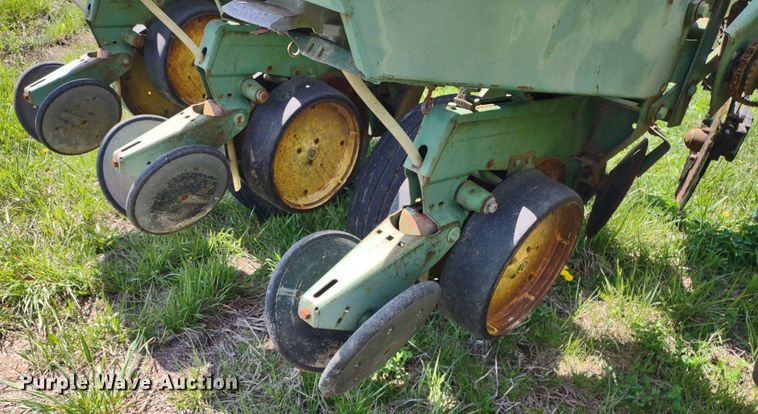 image for item DQ1666 John Deere 700  planter