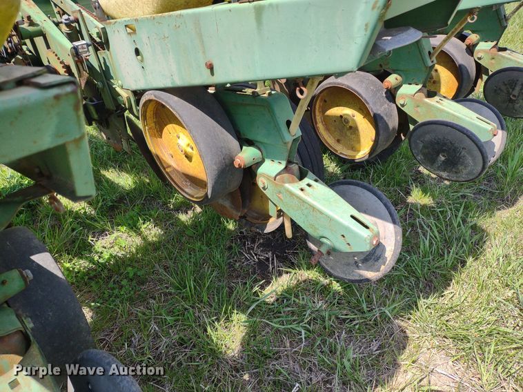 image for item DQ1666 John Deere 700  planter