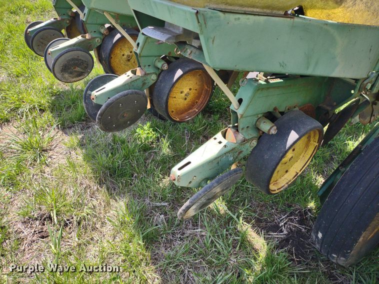 image for item DQ1666 John Deere 700  planter