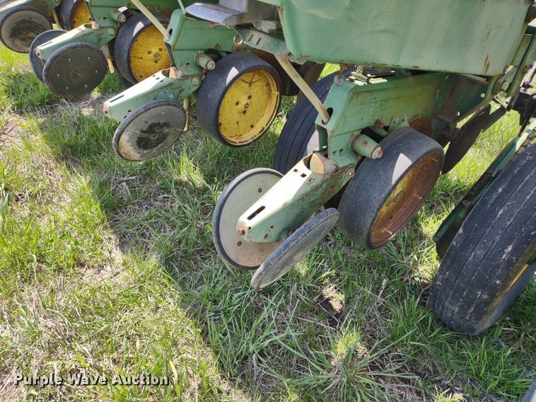 image for item DQ1666 John Deere 700  planter