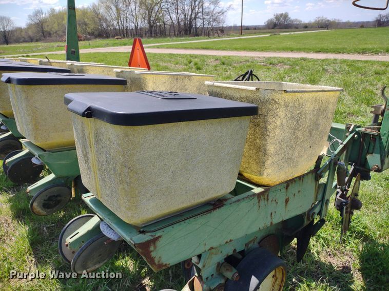 image for item DQ1666 John Deere 700  planter