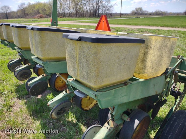 image for item DQ1666 John Deere 700  planter