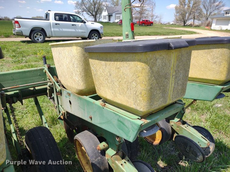 image for item DQ1666 John Deere 700  planter