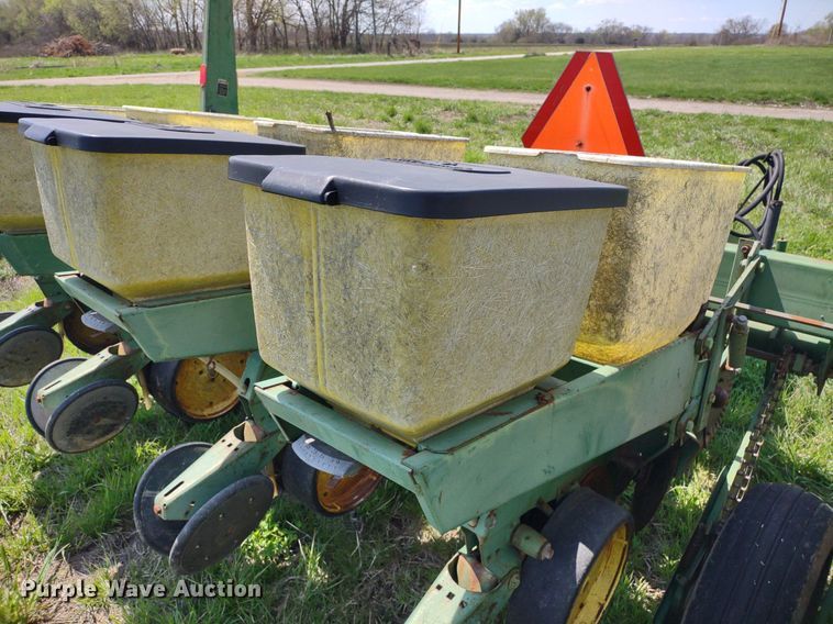 image for item DQ1666 John Deere 700  planter
