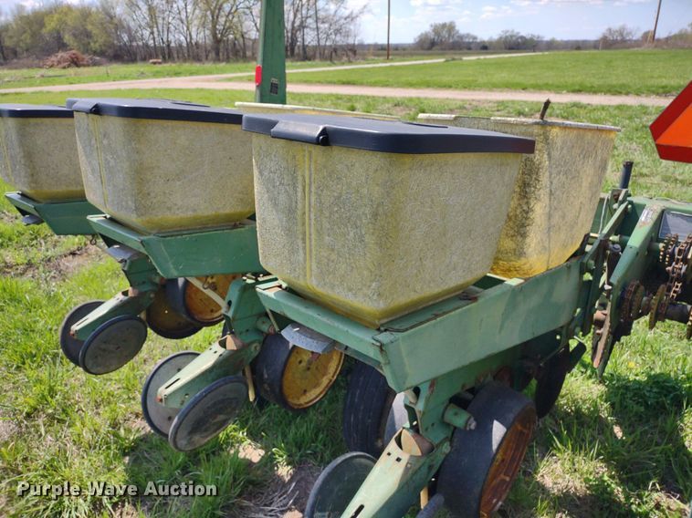 image for item DQ1666 John Deere 700  planter