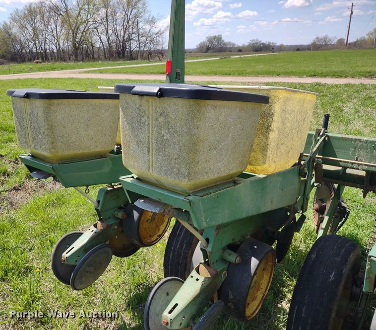 image for item DQ1666 John Deere 700  planter