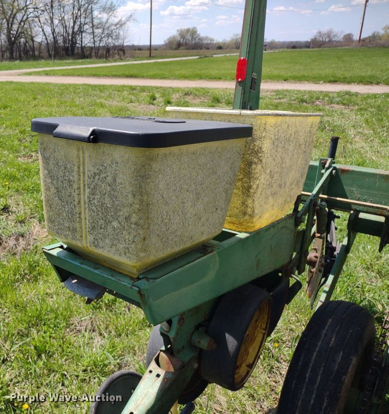 image for item DQ1666 John Deere 700  planter