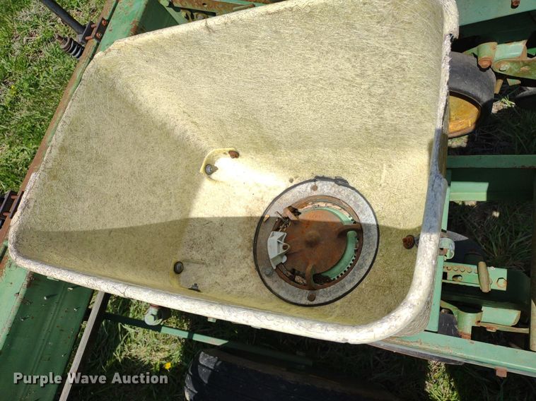 image for item DQ1666 John Deere 700  planter