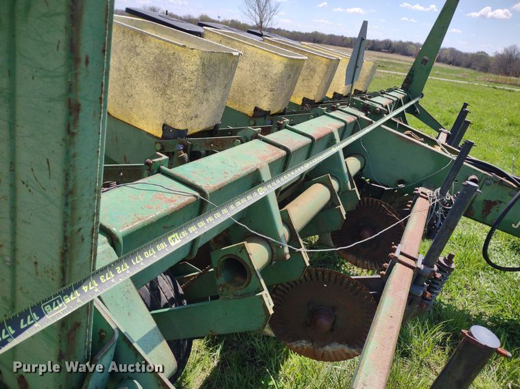 image for item DQ1666 John Deere 700  planter