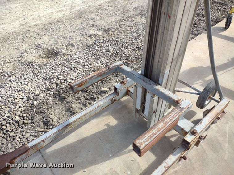 image for item DQ1678 (2) lifts