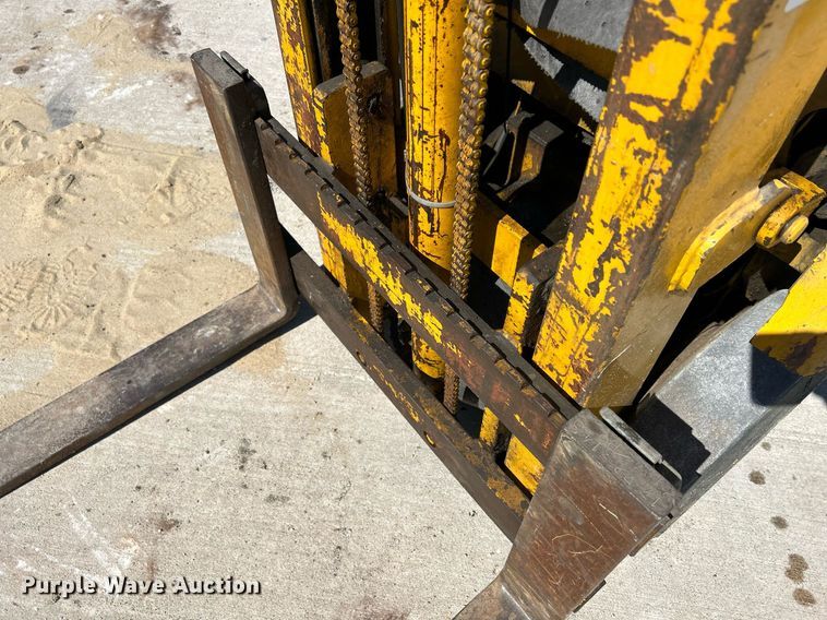 image for item DR4556 Hyster A10D  forklift