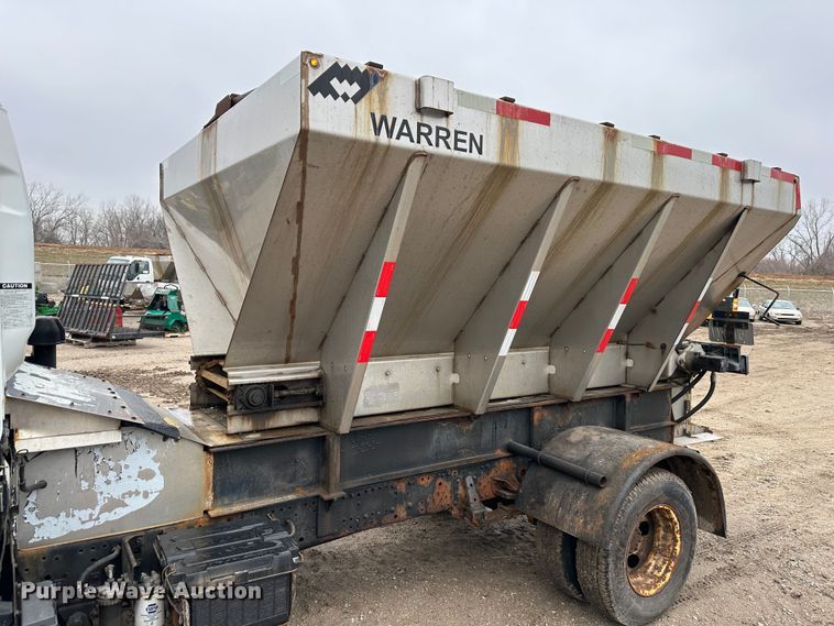 image for item DR5072 1999 Isuzu NPR  truck cab and chassis