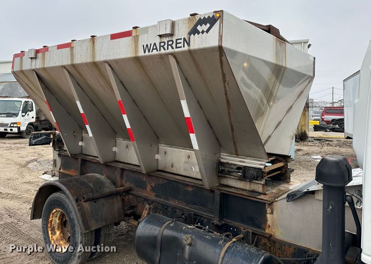 image for item DR5072 1999 Isuzu NPR  truck cab and chassis