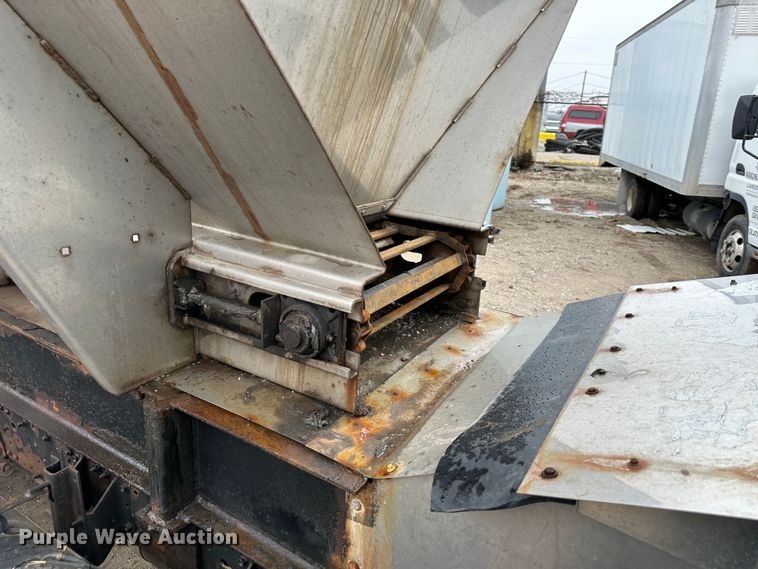 image for item DR5072 1999 Isuzu NPR  truck cab and chassis