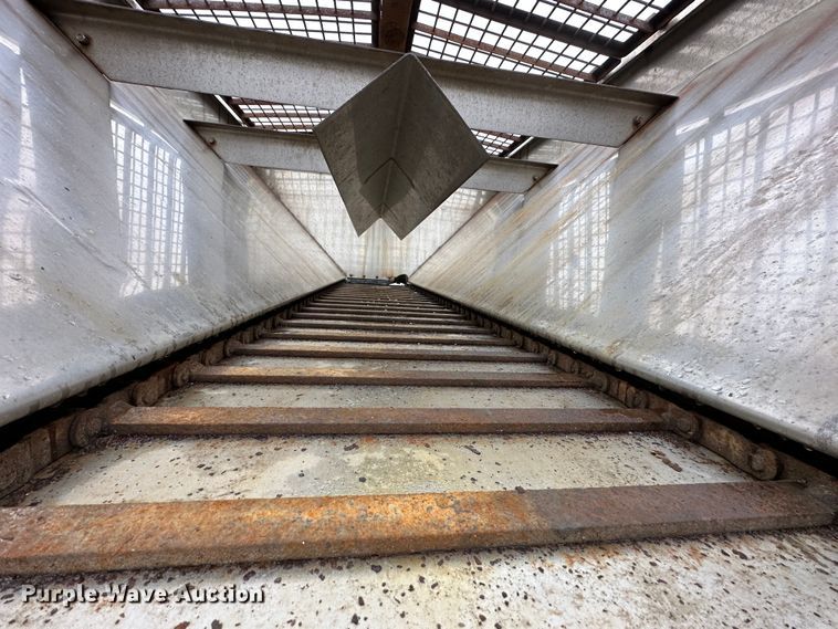 image for item DR5072 1999 Isuzu NPR  truck cab and chassis