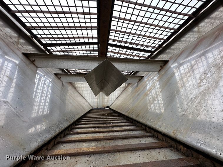 image for item DR5072 1999 Isuzu NPR  truck cab and chassis