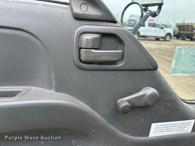 image for item DR5072 1999 Isuzu NPR  truck cab and chassis