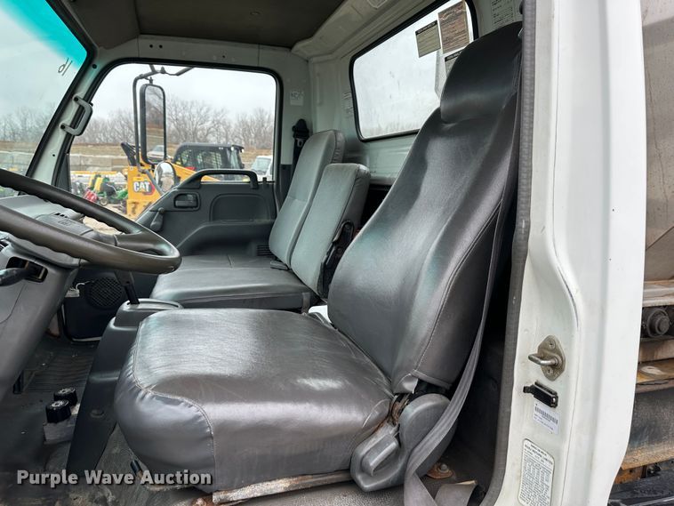 image for item DR5072 1999 Isuzu NPR  truck cab and chassis