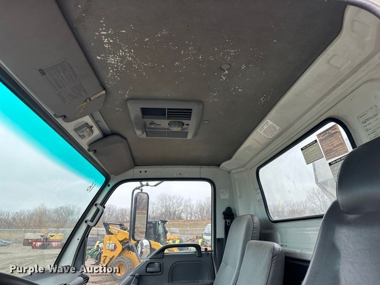 image for item DR5072 1999 Isuzu NPR  truck cab and chassis