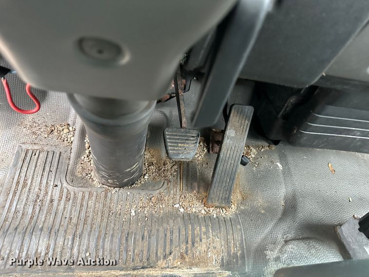 image for item DR5072 1999 Isuzu NPR  truck cab and chassis