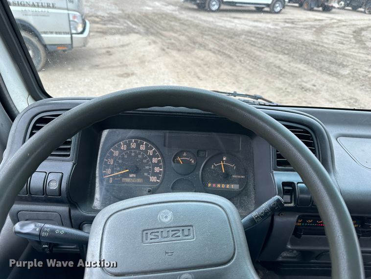 image for item DR5072 1999 Isuzu NPR  truck cab and chassis