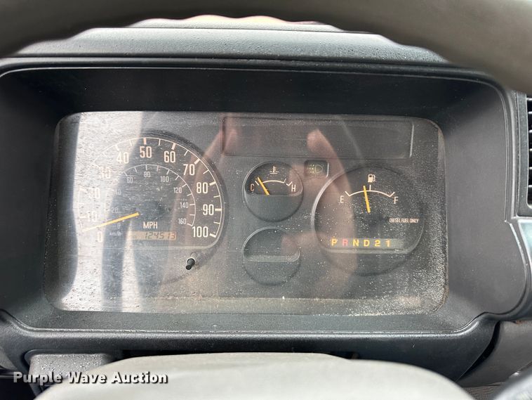 image for item DR5072 1999 Isuzu NPR  truck cab and chassis