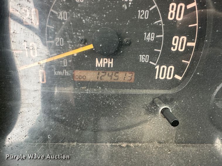 image for item DR5072 1999 Isuzu NPR  truck cab and chassis